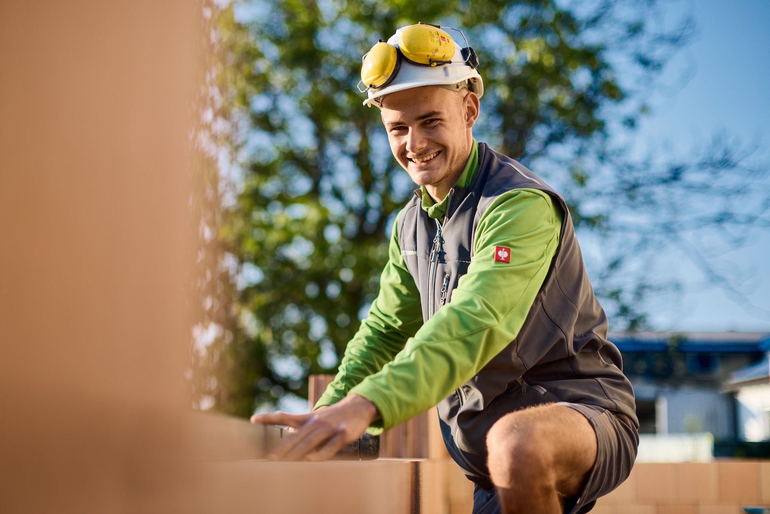 Mitarbeiter Nick Schmidt auf einer Baustelle