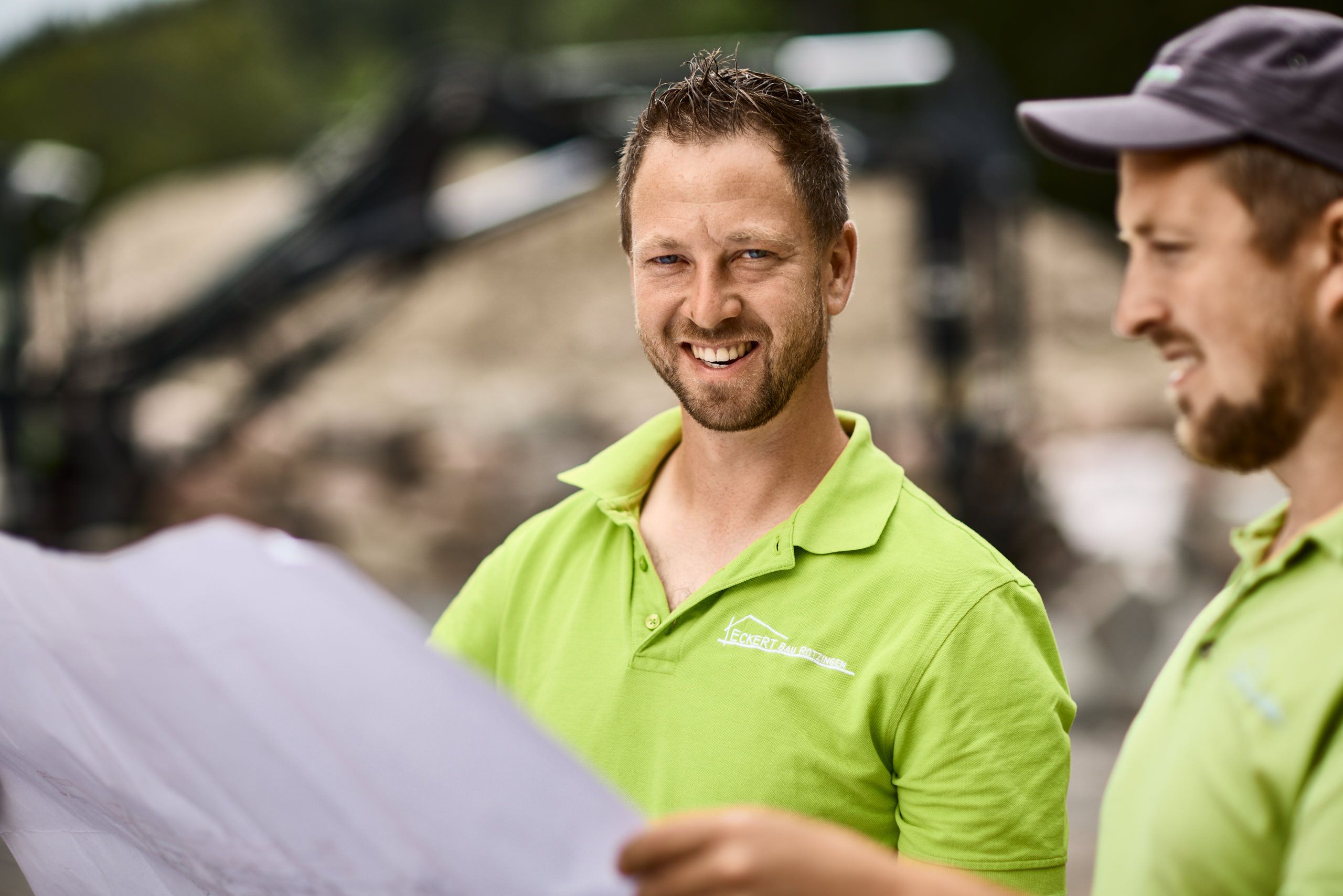 Mitarbeiter Alexander Matt mit einen Plan auf einer Baustelle