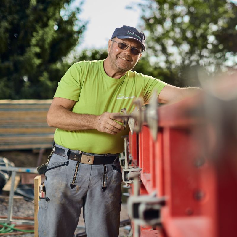 Mitarbeiter Eugen Huber auf einer Baustelle