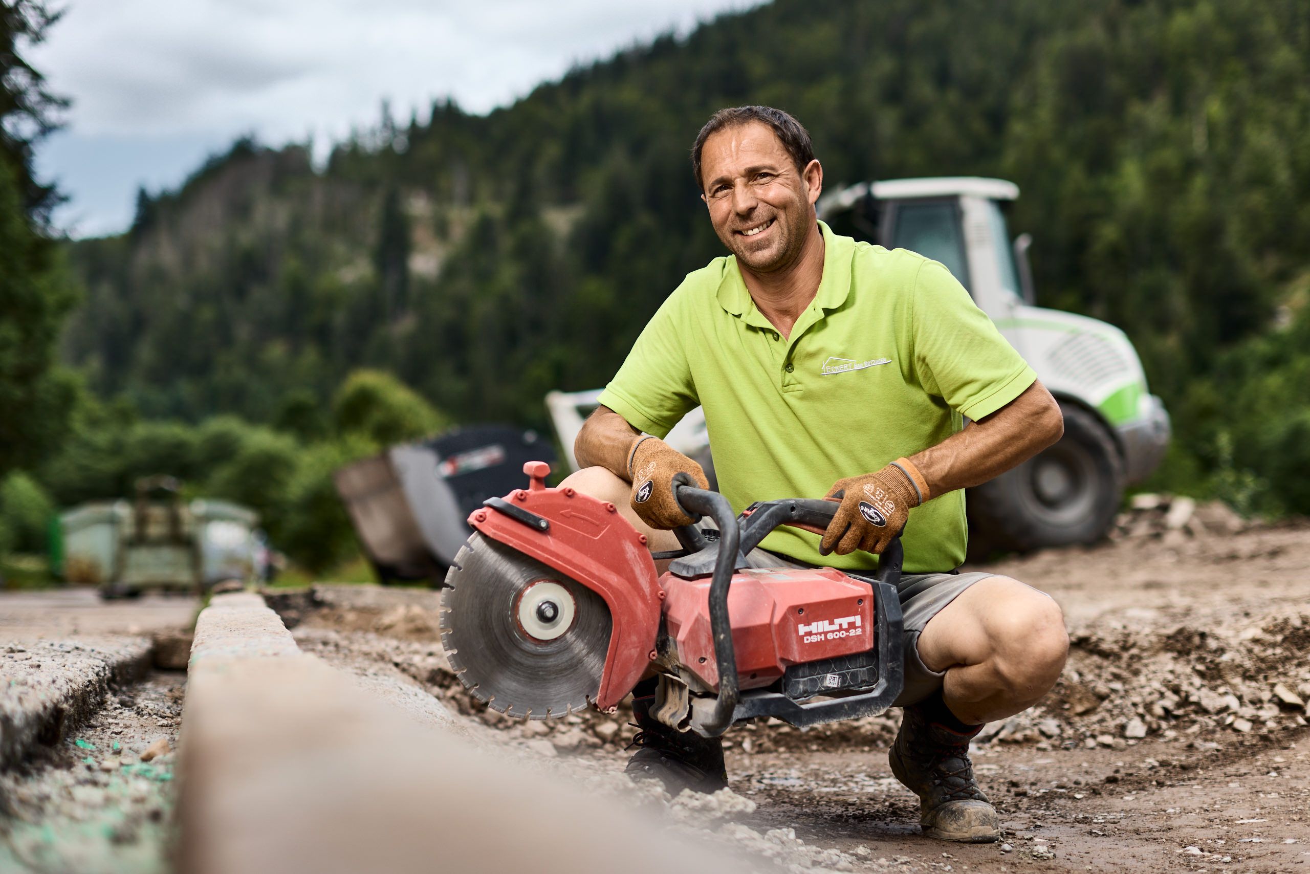 Mitarbeiter Jemin Shala mit einer Maschine auf einer Baustelle